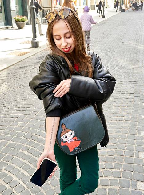 Лиза Нестерова демонстрирует татуировку на шведском языке и рассказывает о своем любимом герое из Мумми-Троллей – Малышке Мю . ”Не терять надежду.” ФОТО: ЮХА САЛМИНЕН / HS