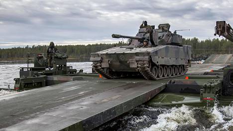 Saksa vastaa Trumpin paineeseen ja sitoutuu nostamaan puolustusmenojaan kolmanneksella vuoteen 2024 mennessä – Saksa jää silti Naton kahden prosentin tavoitteesta