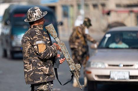 Taleban on muun muassa pidättänyt naisia pienistäkin rikkeistä. Taleban-taistelijat tarkastivat autoja heinäkuun alussa Afganistanin Kabulissa.