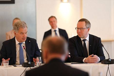Presidentti Sauli Niinistö ja elinkeinoministeri Mika Lintilä (kesk) kuvattiin elinkeinoseminaarissa Tukholmassa valtiovierailun yhteydessä. 