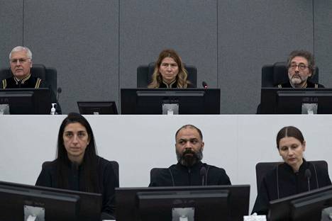 Tuomari Mappie Veldt-Foglia (ylärivissä keskellä) valmistautui lukemaan tuomion Haagin Kosovo-erikoistuomioistuimessa perjantaina. 