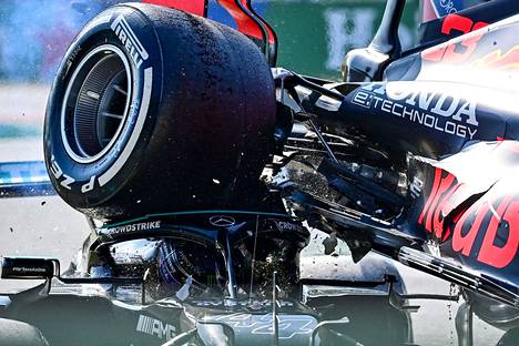 Red Bullin Max Verstappenin auto nousi törmäyksen seurauksena Lewis Hamiltonin Mercedes-auton päälle Monzan GP-kisassa.