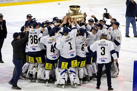 Kiekko-Espoo voitti perjantaina jääkiekon Mestiksen mestaruuden.