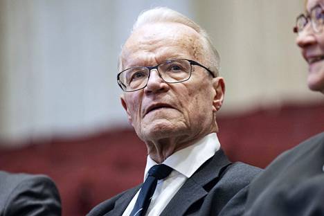 Lauri Tarasti
 on juristi ja ministeri. Hän on toiminut muun muassa ympäristöministeriön kansliapäällikkönä. Nykyisin Tarasti on eläkkeellä.