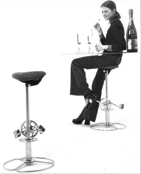 Cocktailpyörä on ahkeran baarivieraan toiveuni. Samalla istumisella voi polkea pyörää ja juoda vaikka samppanjaa. Ihmeen on suunnitellut John Mortensen tanskalaiselle Dyrlundille.