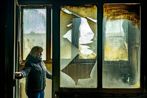 Kiovan alueella sijaitsevan Borodjankan pikkukaupungin asukas Olya esitteli venäläisten rakettien tuhoamaa asuntoaan keskiviikkona.