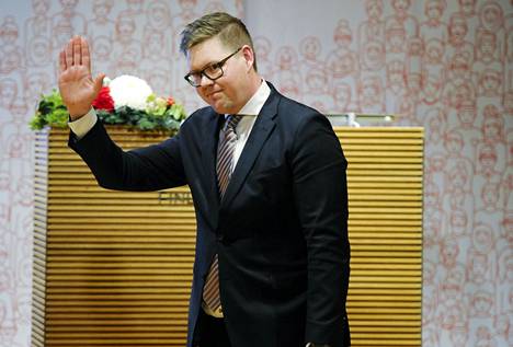 Antti Lindtman sunnuntaisen puheensa jälkeen Sdp:n puoluehallituksen kokouksessa.