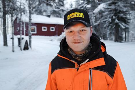 Metsäalan opiskelija Otso Qvick kotiseudullaan Pielaveden Pajuskylässä. Takana kotitalo, jossa hän asuu vanhempiensa ja nuorimman veljensä kanssa.