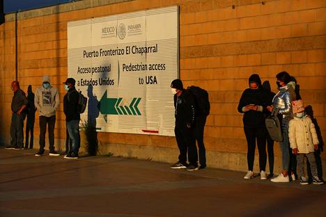 Turvapaikanhakijat jonottivat perjantaina El Chaparralin raja-asemalla.
