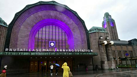 Yhdenvertaisuus | Helsingin päärautatieasema ja sen kellotorni loistivat keskiviikkona violettina, taustalla paralympia­komitean kampanja