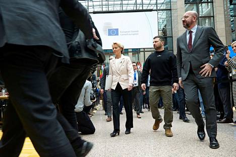 Komission puheenjohtaja Ursula von der Leyen, Ukrainan presidentti Volodymyr Zelenskyi ja Eurooppa-neuvoston puheenjohtaja Charles Michel kävelivät torstaina neuvoston mediatilan läpi yhteiseen tiedotustilaisuuteensa.