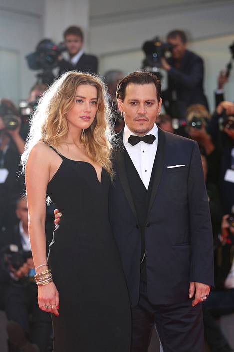 Amber Heard ja Johnny Depp Venetsian elokuvajuhlilla vuonna 2015.