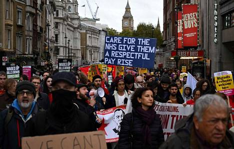 Sairaanhoitajat menevät joulukuussa lakkoon ensimmäistä kertaa ammattiliiton 106-vuotisen historian aikana. Marraskuun alussa terveydenhoitoalan väki marssi Lontoossa vaatien palkankorotuksia.