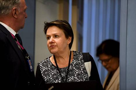Sosiaali- ja terveysministeriön kansliapäällikkö Kirsi Varhila on selittänyt tietokatkoksia muun muassa sillä, että tiedot tulevat julkisiksi vasta hallituksen päätösten jälkeen.