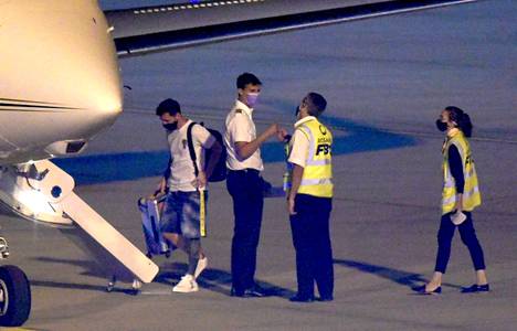 Jalkapallotähti Lionel Messi nousi keskiviikkoaamuna koneeseen Rosario–Islas Malvinasin kansainvälisellä lentoasemalla Argentiinan Rosariossa.