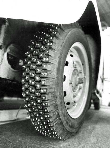 Tämä rengas on nastoitettu rallikilpailuja varten. Tavallisessa liikenteessä näkee usein lähes yhtä tiheästi nastoitettuja renkaita.