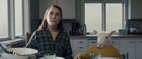 Noomi Rapace näyttelee pääosaa voittoisassa islantilaiselokuvassa Lamb.
