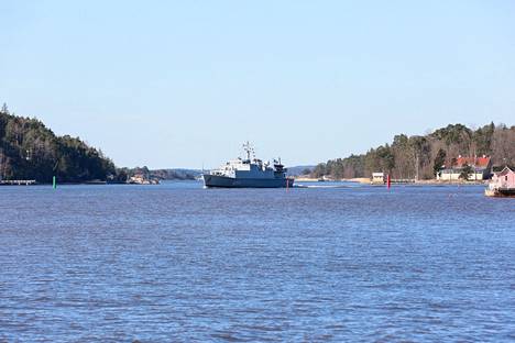 Virolainen miinantorjunta-alus ENS Sakala ohitti maanantaina aamulla Ruissalon Kansanpuiston.