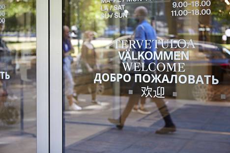 Kauppakeskus Kämp Gallerian ovessa toivotetaan asiakkaat tervetulleiksi myös venäjäksi.