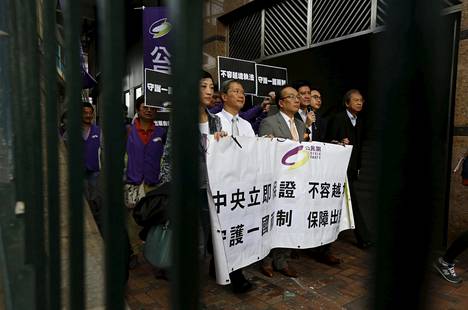 Hongkongin demokratiamielisen kansalaispuolueen jäsenet osoittivat maanantaina mieltään Kiinan yhteystoimiston edustalla Hongkongissa. He olivat huolissaan Hongkongin erityisaseman säilymisestä viiden Kiina-kriittisen kirjakauppiaan ja kustantajan kadottua.