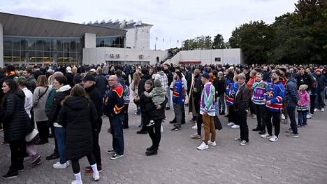There was a long queue at the doors of the Helsinki ice rink before the match.