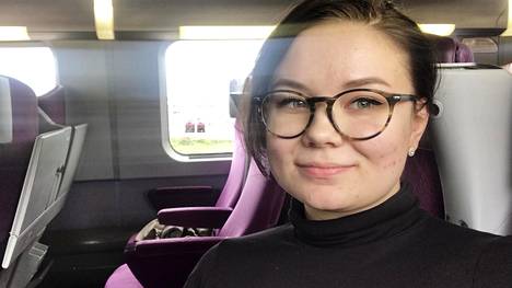Milanossa asuva vaihto-opiskelija Sonja Mänty junassa matkalla Pariisista Milanoon.