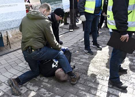Soldiers of Odin -paitainen mies, joka yritti lyödä sinisten ulkoministeri Timo Soinia Korson maalaismarkkinoilla Vantaalla sunnuntaina 24. maaliskuuta 2019.