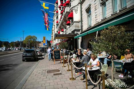 Ihmiset lounastivat terassilla Tukholman Strandvägenillä 22. huhtikuuta.
