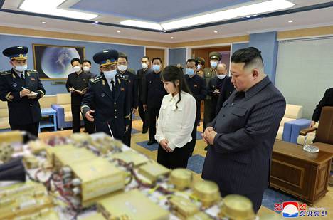 Pohjois-Korean valtionmedian keskiviikkona julkaisemassa kuvassa maan johtaja Kim Jong-un (oik.) ja hänen tyttärensä Kim Ju-ae
 tutustuivat Pohjois-Korean avaruuskeskukseen.