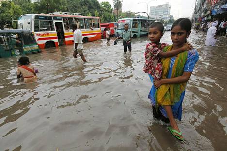 Bangladesh olisi yksi pahiten merenpinnan noususta kärsivistä maista. Kuva vuodelta 2010, jolloin pääkaupunki Dhakassa monsuunisateiden jälkeiset tulvat valtasivat kadut.