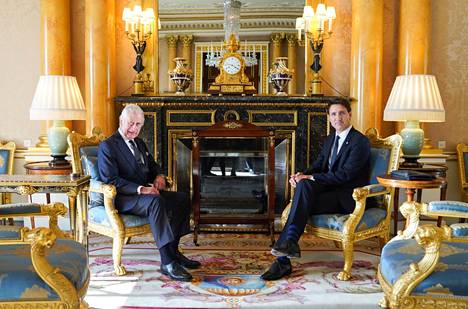 Englannin kuningas Charles III ja Kanadan pääministeri Justin Trudeau tapasivat Buckinghamin palatsissa Lontoossa sunnuntaina.