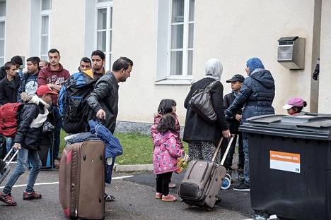Ryhmä turvapaikanhakijoita saapui Tornion järjestelykeskukseen syyskuussa 2015.
