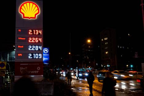 Polttoaineiden hinnat olivat korkealla marraskuussa 2022. Väistyvä hallitus teki päätöksen jakeluvelvoitteen väliaikaisesta laskemisesta jo keväällä 2022. Syynä oli Venäjän Ukrainassa aloittaman hyökkäyksen vaikutus hintoihin.