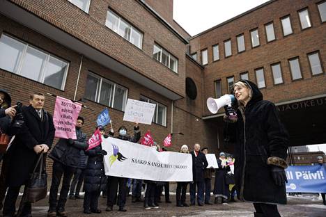 Päivi Räsänen tervehti tukimielenosoittajia Helsingin käräjäoikeuden edessä maanantaina. Oikeustalon eteen oli aamupäivällä kokoontunut muutama kymmenen ihmistä osoittamaan mieltään Räsäsen tueksi. 