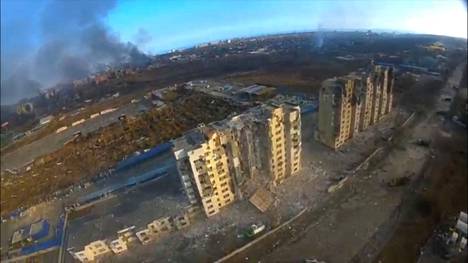 Ilmakuvassa näkyy tuhoutuneita asuinkerrostaloja Mariupolissa maanantaina. Kuva on peräisin sosiaalisesta mediasta.