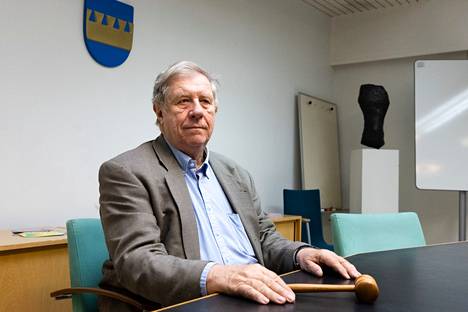 Eero Lehti toimi useita vuosia Keravan kaupunginhallituksen puheenjohtajana. Kuvassa Lehti kaupunginhallituksen kokoushuoneessa.
