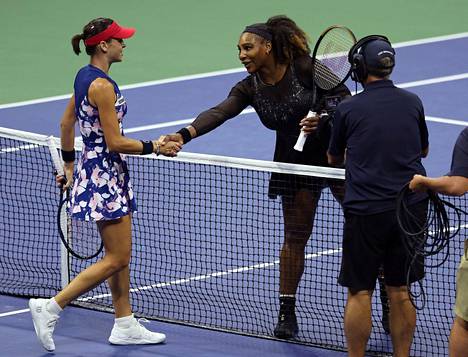 Ajla Tomljanovic (vas.) sai onnittelut uransa todennäköisesti lopettavalta Serena Williamsilta.