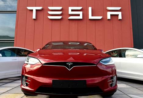 Täyssähköautojen suosiota saattaa vauhdittaa Teslan uuden tehtaan avaaminen Saksaan tänä vuonna. Kuva Teslan Hollannin-toimipisteeltä vuonna 2019.
