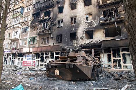 Azovin rykmentille todennäköisesti kuulunut tuhoutunut sotilasajoneuvo Mariupolissa. Kuva on otettu keskiviikkona.