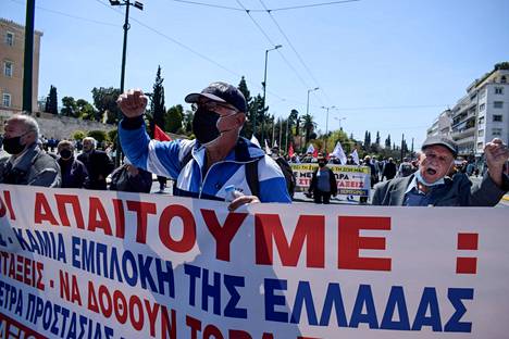 Kreikkalaiset vaativat mielenosoituksessa viime viikon torstaina suurempia palkkoja, parempia eläkkeitä ja halvempia peruselintarvikkeita. 