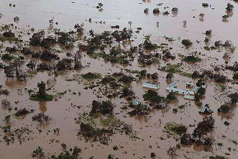 Tulva peitti Mosambikin Beirassa alleen rakennuksia ja peltoja.
