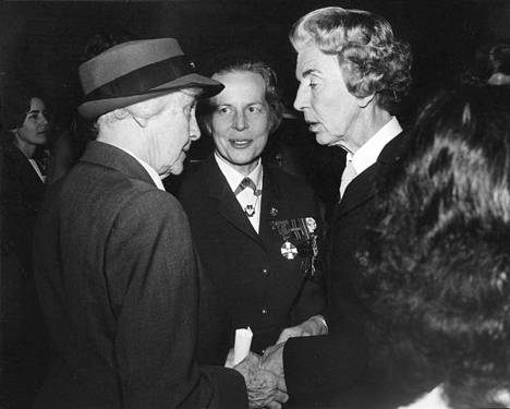 Kuningatar Ingrid (oik.) ja lady Baden-Powell onnistuivat vastaanoton tungoksessa tapaamaan ja vaihtamaan muutaman sanan keskenään. Varatuomari Helvi Sipilä (kesk.) seisoi kuningattaren rinnalla koko vastaanoton ajan.