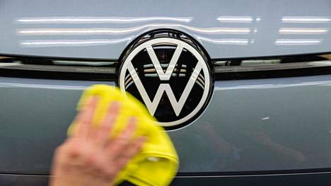 Autot | Volks­wagen ja sen entinen johtaja saivat syytteet vuoden 2015 päästö­huijauksista
