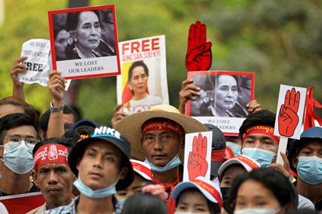 Armeijan kaapattua vallan helmikuussa 2021 nähtiin useita mielenosoituksia ympäri Myanmaria. Kuvassa mielenosoitus Yangonissa 22. helmikuuta 2021.