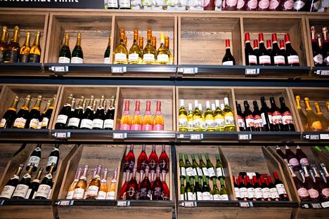 Tällä hetkellä ruokakaupoissa saa myydä vain matalan alkoholipitoisuuden viinejä. 