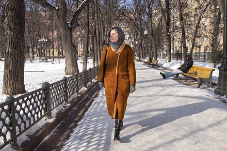 Kielenkääntäjä Olga nautti keskiviikkona Patriaršie prudy -lammella Moskovan keskustassa valosta, jota on ollut viime aikoina vähän. ”Meidät, jotka emme usko siihen, mitä tapahtuu, on hiljennetty.”