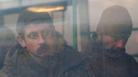 Antautuneita Ukrainan sotilaita matkalla Venäjän pidätyskeskukseen Itä-Ukrainassa tiistaina.