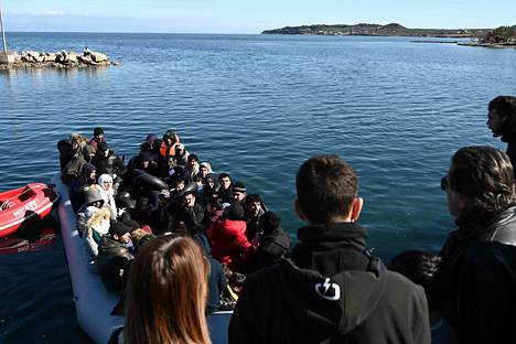 Paikalliset estivät maahanpyrkijöiden maihinnousun veneestä Lesboksen saarella Kreikassa sunnuntaina.