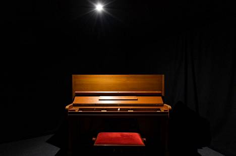 Emil Holmströmin Scelsin piano kertoo italialaisesta säveltäjästä, joka paransi hermostollisia oireitaan soittamalla päivittäin tuntikausia pianoa. 