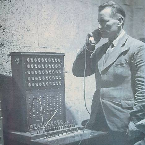 Ilmavalvontakeskuksen bunkkerissa toimi puhelinkeskus. Kuvan henkilö on tuntematon.